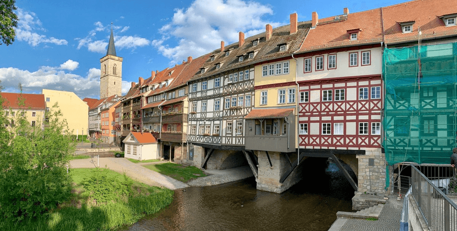 Средневековый обитаемый мост Крамербрюкке в Эрфурте с жилыми домами над рекой Гера