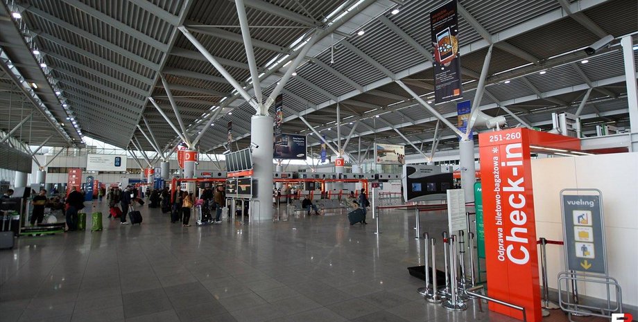 В аеропорту Варшави оштрафували українку Аеропорт Варшави