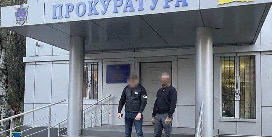 Поліція та прокуратура проводять обшуки у медичних компаніях