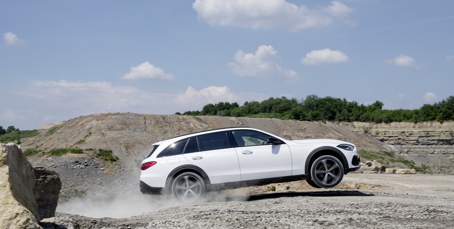 Mercedes-Benz превратил универсал C-Class в кроссовер