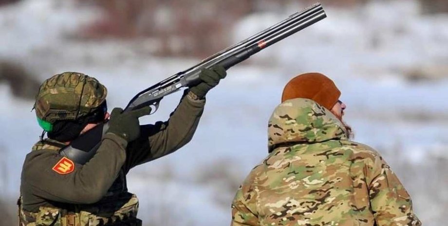 Мужчины с ружьем