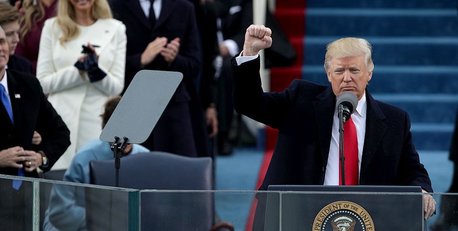 дональд трамп на трибуні