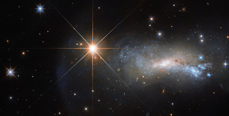 Звезда TYC 3203−450−1 на фоне галактики NGC 7250 / Фото: ESA/Hubble & NASA