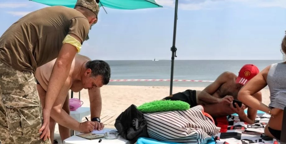 мобилзация, повестки Украина, повестка, вручение повестки, повестка на пляже, военкомат, тцк