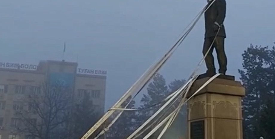 Памятник Назарбаеву, памятник назарбаеву сносят, протесты в казахстане