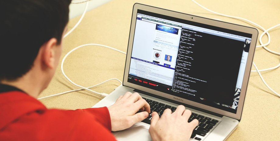 Програміст з ноутбуком