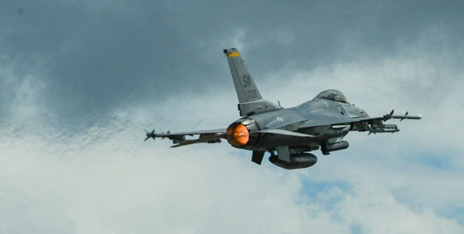 Винищувач F-16, фото