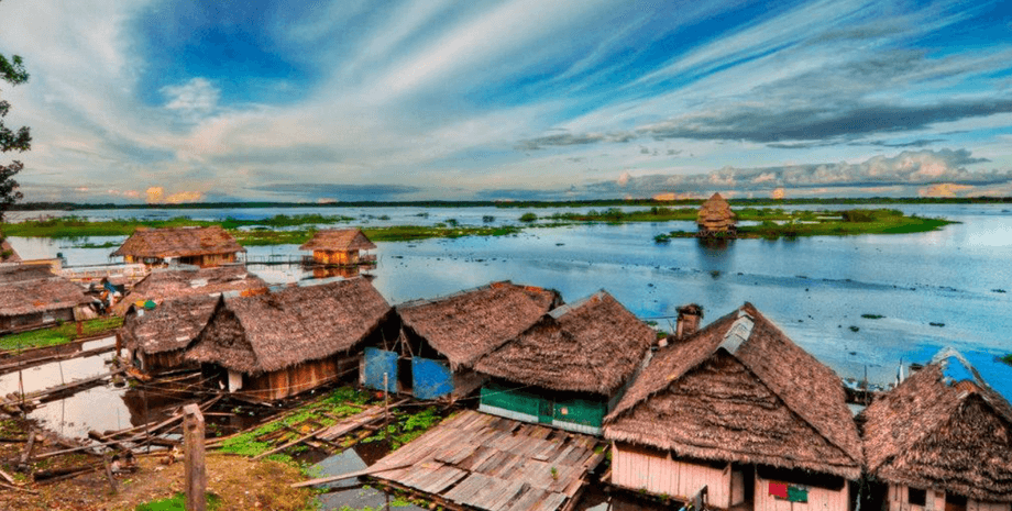 Город Икитос в джунглях