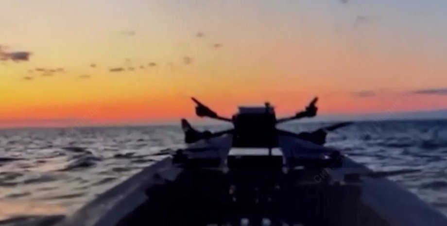 Українські безпілотники різних типів атакували російську військову базу в Криму та підірвали три РЛС "Небо" вартістю 100 млн дол, розповіли Сили обборони