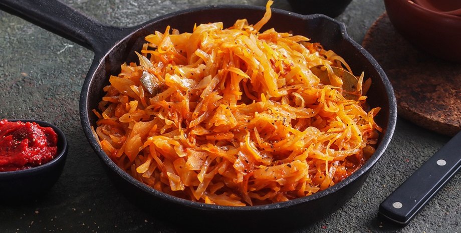 Жареная капуста с беконом и яблоком, молодая капуста, молодая капуста рецепт, капуста рецепт