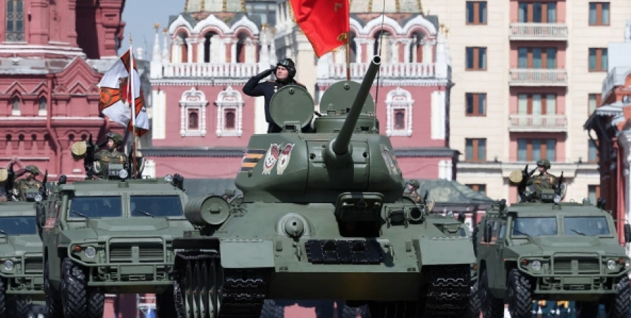 парад перемоги на Красній площі у Москві, звіт британської розвідки, значне зменшення військової техніки