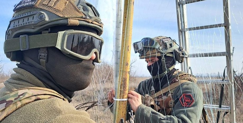 Росіяни зводять тунелі з сітками