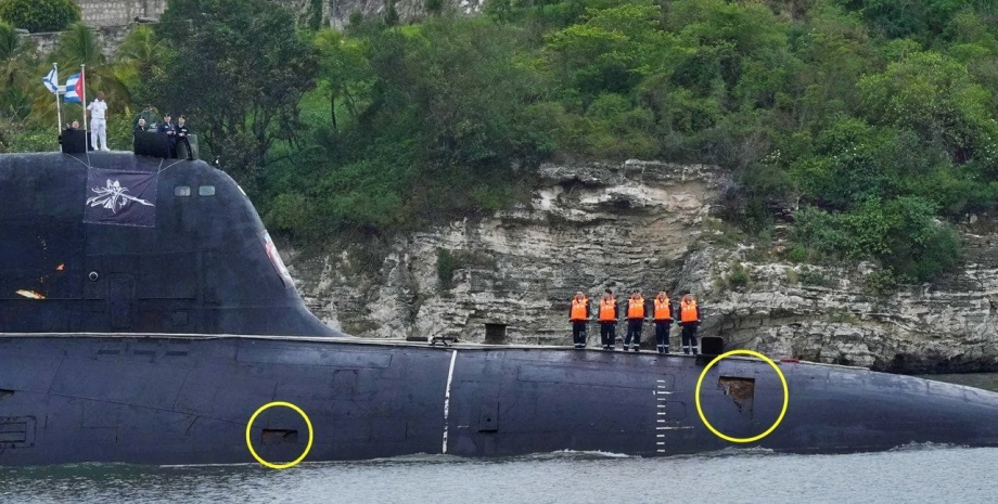 Třída ruské jaderné ponorky „Kazan“ „Yasen-M“, která se válí v přístavu, přitahu...