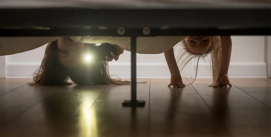 Под кроватью, монстр под кроватью, монстры под кроватью, мужчина под кроватью, прятался под кроватью, няня смотрит под кровать, что-то под кроватью