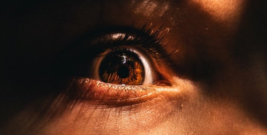 посмикування ока тик