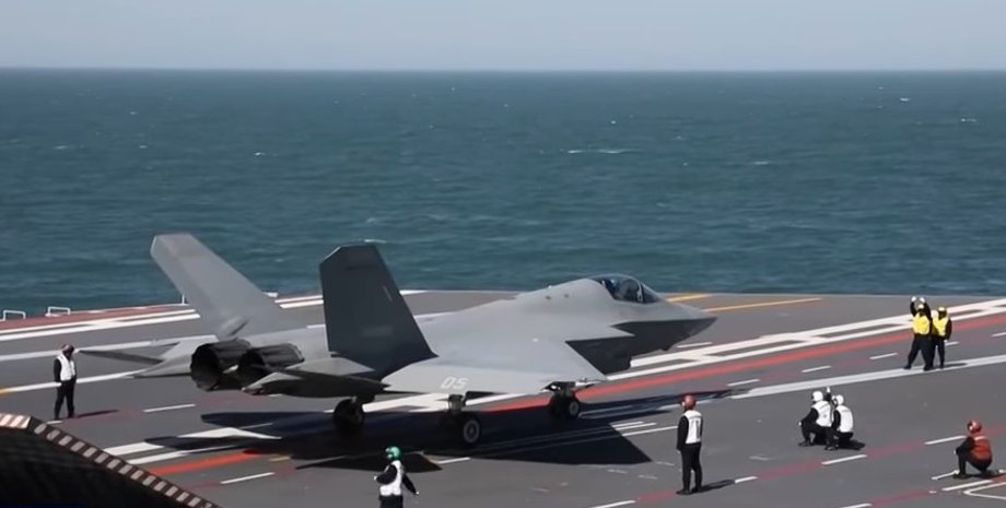 Истребитель-невидимка J-35 истребитель запускают с электромагнитной катапульты на авианосце Фуцзянь