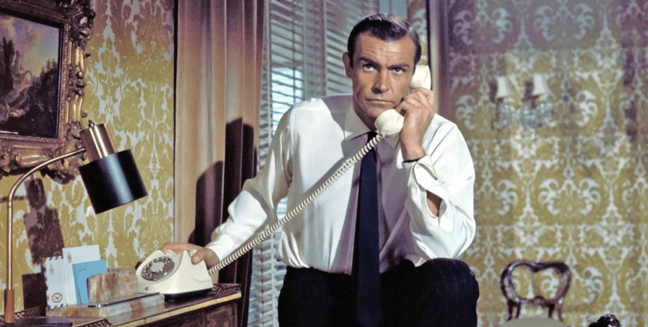 девушка бонда Ализа Гур удивила своим видом