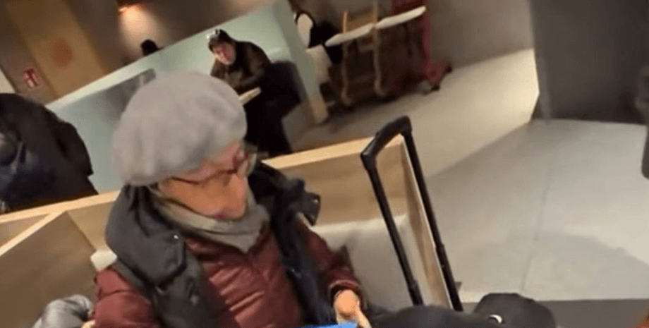 Жінка з валізою і телефоном