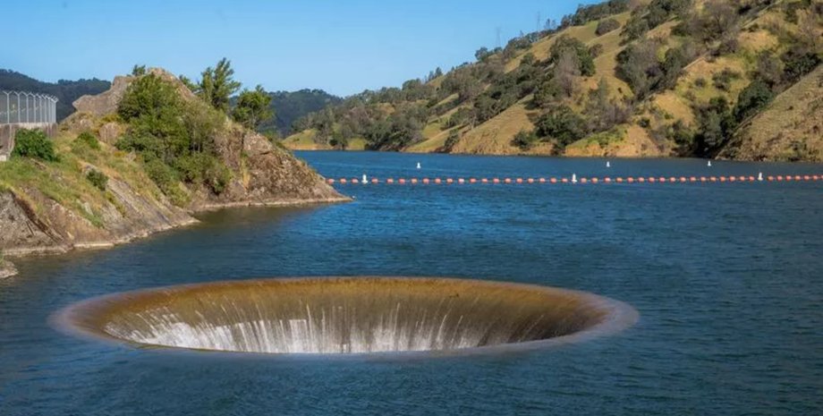 Водосброс Morning Glory Spillway в США, слив воды, озеро, водохранилище, дамба, плотина, гигантская воронка, портал в ад