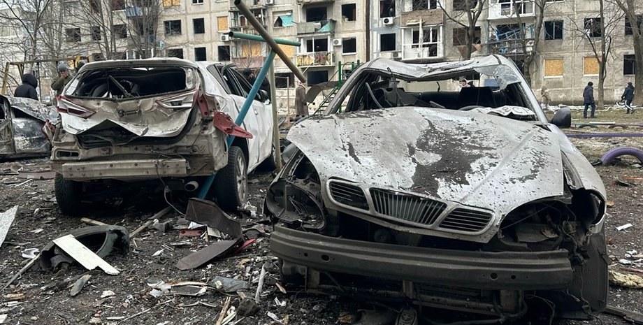 уничтоженные автомобили, разрушенный дом, выбитые окна