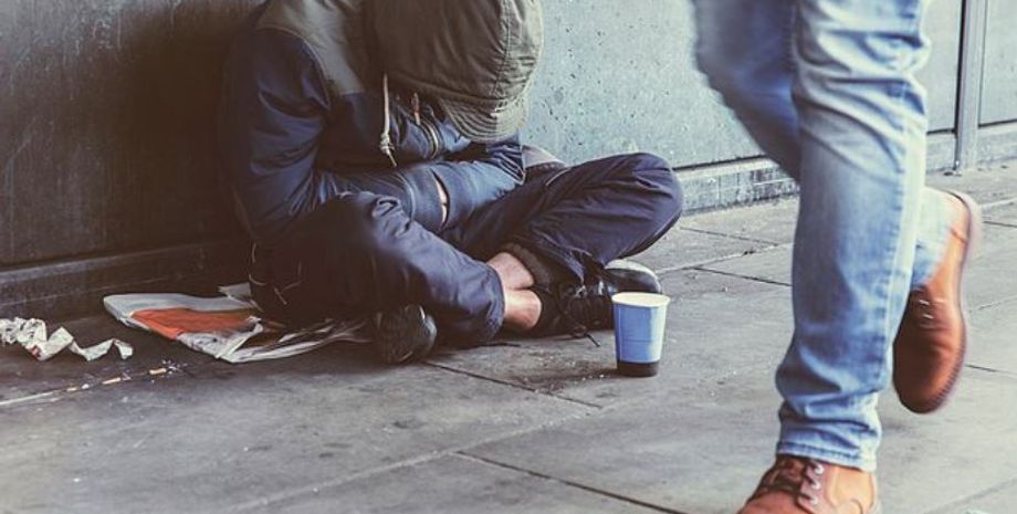 Мужчина начал зарабатывать большие деньги благодаря одной надписи на табличке, курьезы, интересные истории из жизни