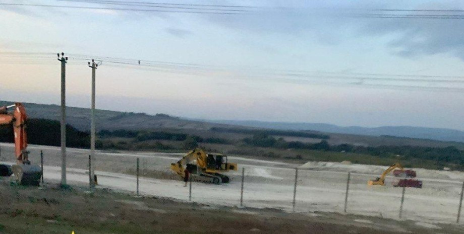 Según las guerrillas ucranianas, el lugar de construcción está protegido por par...