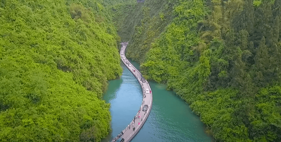 Плавучий мост в Китае, мост, настоящее чудо, чудо инженерии, мост мечты, мост вдоль реки, туристическая достопримечательность