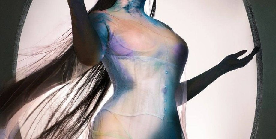 Исландская актриса и певица Бьорк на съемках для Vogue Scandinavia выбрала платье из весенней коллекции Джона Гальяно