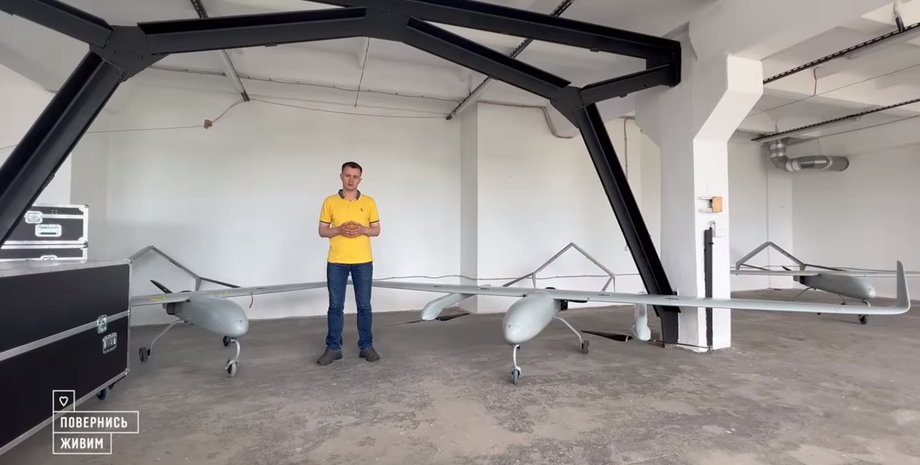 Глава фонда Тарас Чмут показывает купленные беспилотники PD-2.