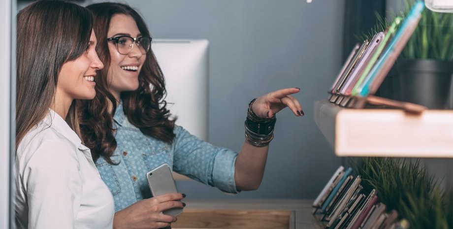 Девушки выбирают лучший смартфон на Android