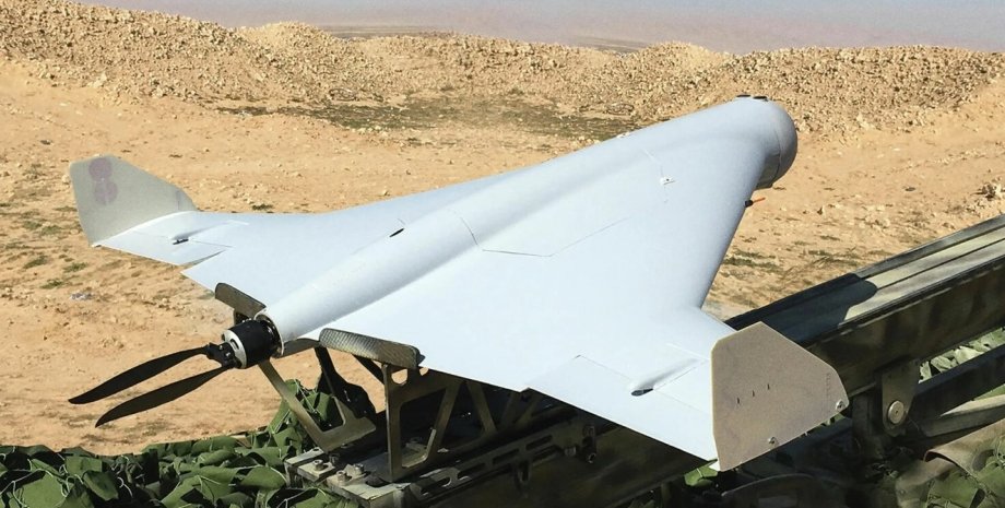 Дрон-камікадзе ЗС РФ ЗС РФ отримує близько 5 тисяч далекобійних дронів та 250 балістичних й крилатих ракет, тоді як НАТО відстає за цими параметрами, написало "Радіо Свобода"
