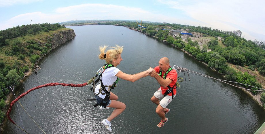 В Запорожье влюбленные прыгали с моста / Фото: ROCK'N'ROPE