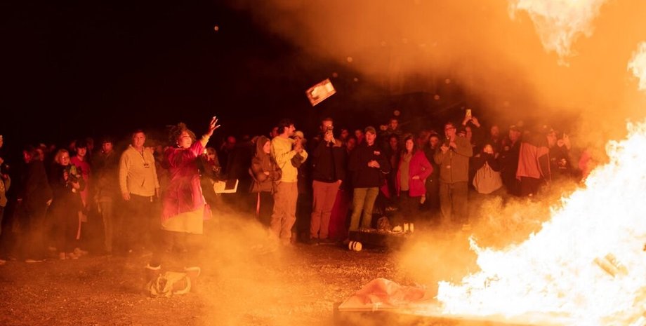 сжигание книг, улица, люди