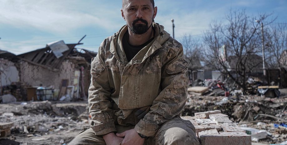 війна в україні, новини хмельницького, ракетний удар хмельницький 22 березня, світлина, військовий на руїнах