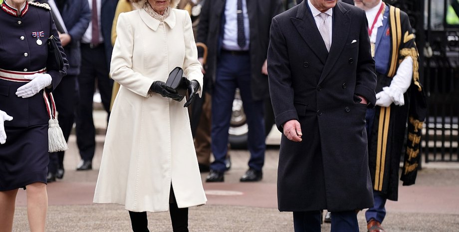 Королева-консорт Камилла, колчестер, протестующие, конспирологи, король Карл