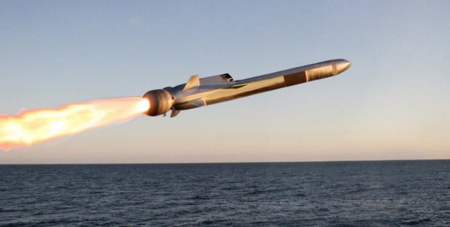 ракеты летит на морем