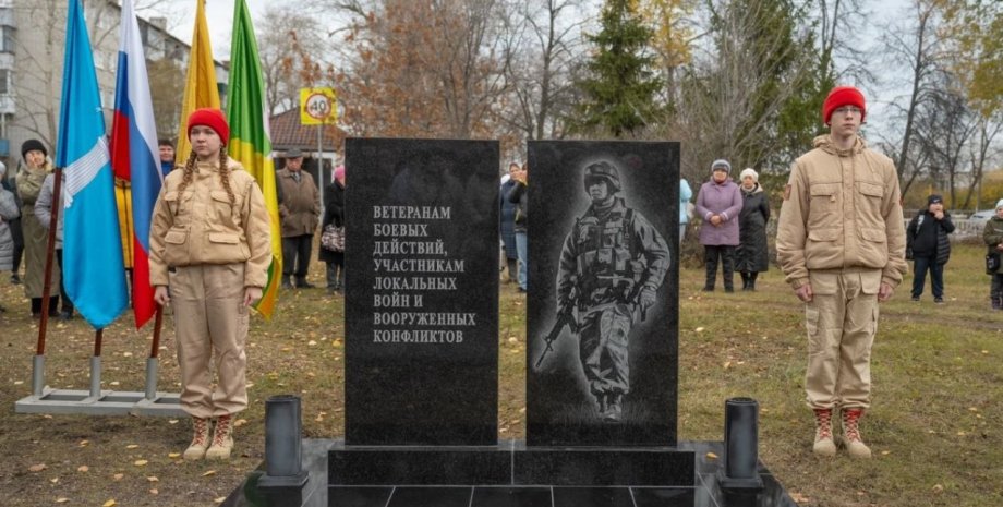 Dans la région d'Ulyanov, un monument a été érigé avec un portrait d'un soldat s...