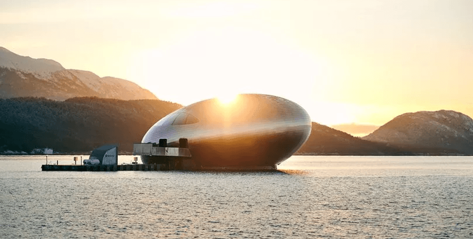 Плавучий ресторан Iris, The Salmon Eye, будівля на воді, гори, вода, схоже на НЛО, ресторан на воді, поверх під водою, сфера