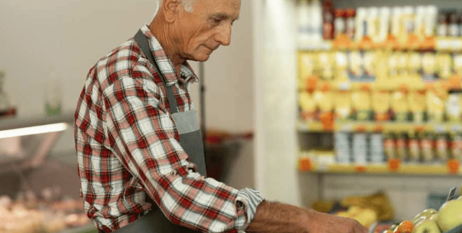 Чоловік купує продукти