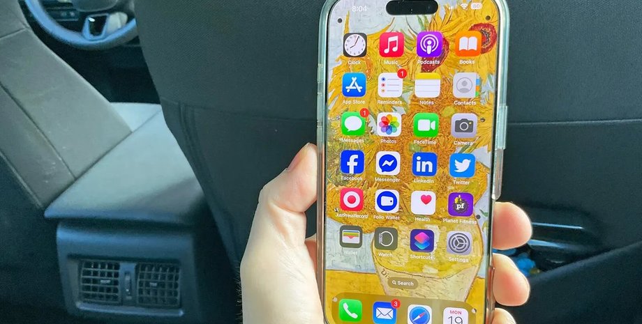 Смартфон iPhone у руках