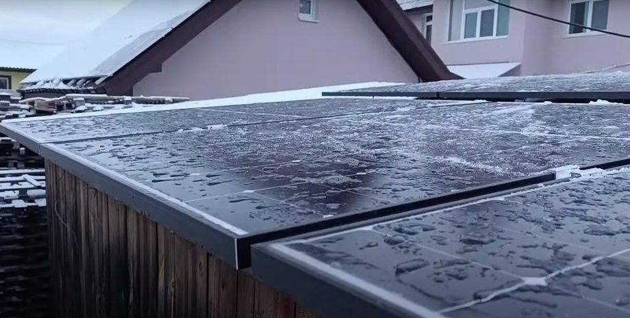 Чистить солнечные панели от снега