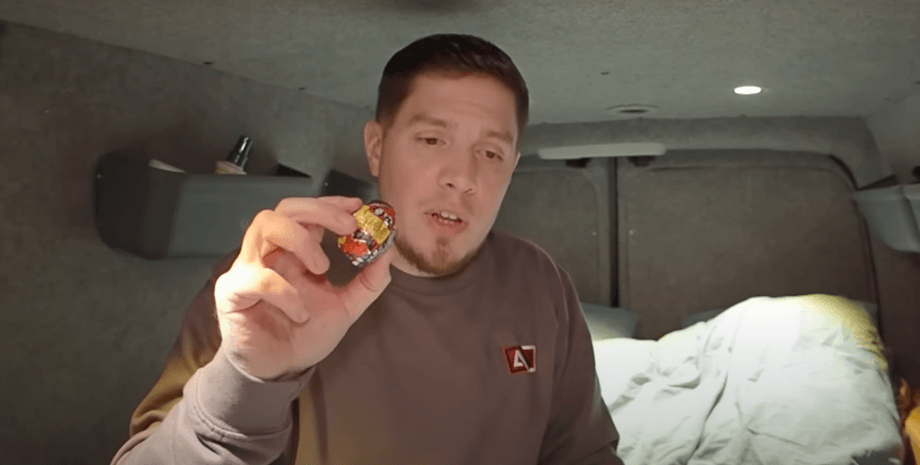 Мужчина, блогер, конфета, салон машины,