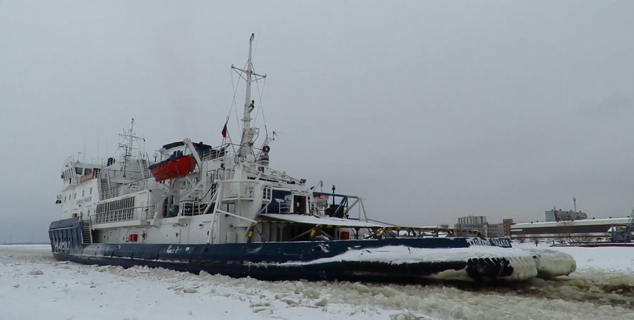 Азовское море, корабль