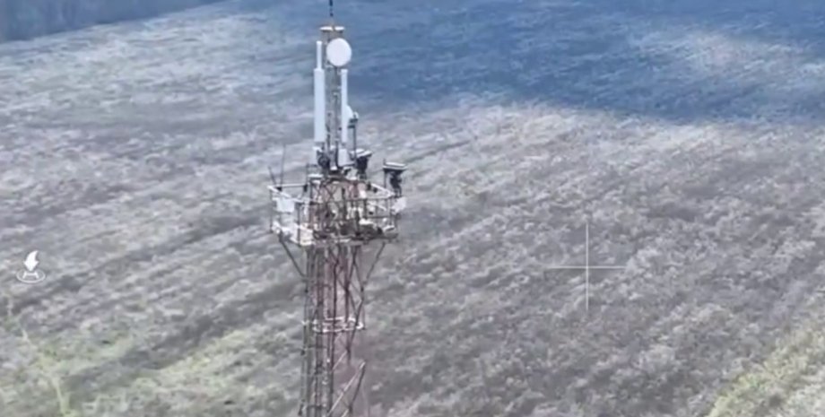 Los técnicos de REB se unieron a la torre para proteger el dispositivo para una ...