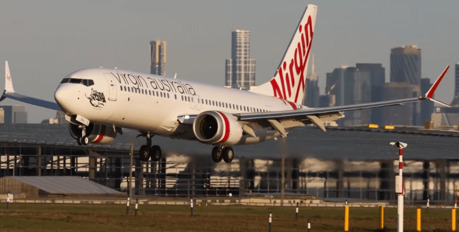 Літак, Virgin Australia, пілот літака, літак повернувся в аеропорт, голий пасажир, член екіпажу, рейс, скасували рейс,