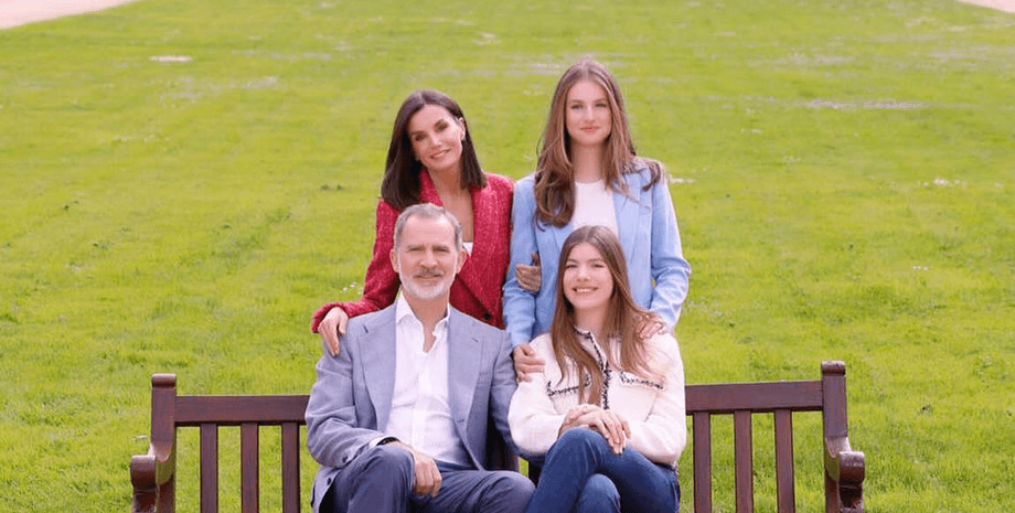 Королівська сімʼя Іспанії, королева летиція, королева іспанії, король іспанії філіп, сімейний портрет