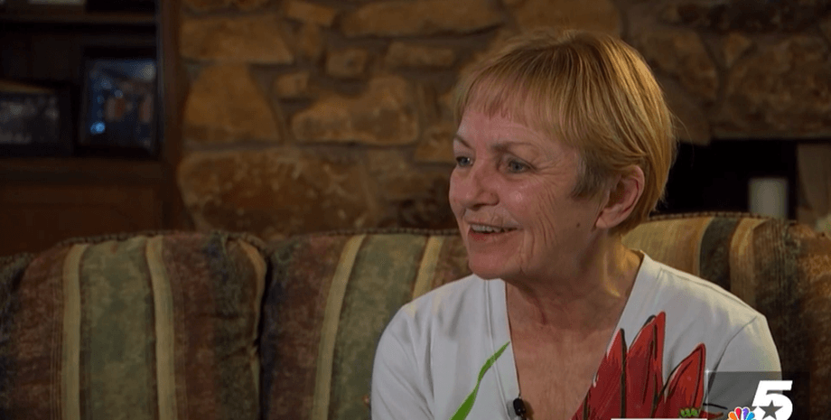 Жінка, яка отримала листівку, відправлену 17 років тому