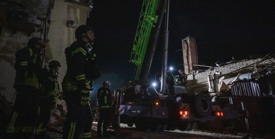 Der Bewohner der Stadt wurde vom russischen Soldaten die Aufgabe, ein Restaurant...