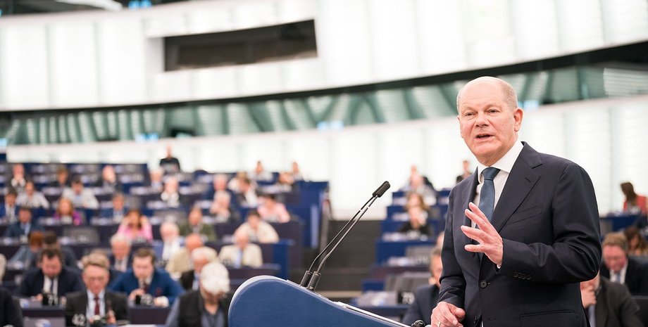 канцлер германии, олаф шольц, канцлер германии олаф шольц, олаф шольц на трибуне, олаф шольц выступает