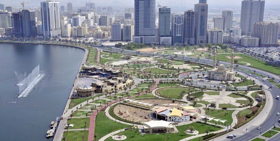 В ОАЭ иранский дрон упал на ТЦ: начался пожар, под завалами могут быть люди